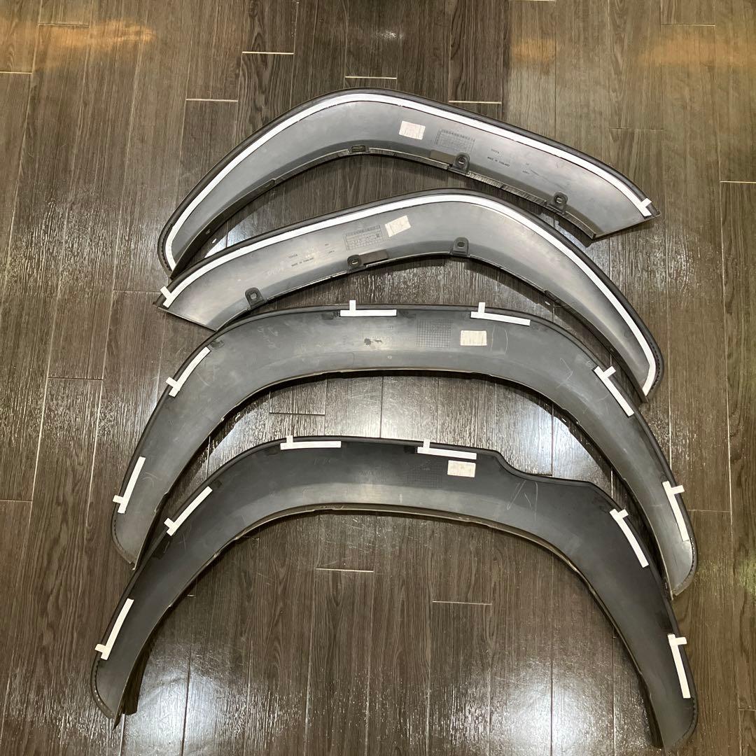 ハイラックス GUN125ブラックラリー純正オーバーフェンダー