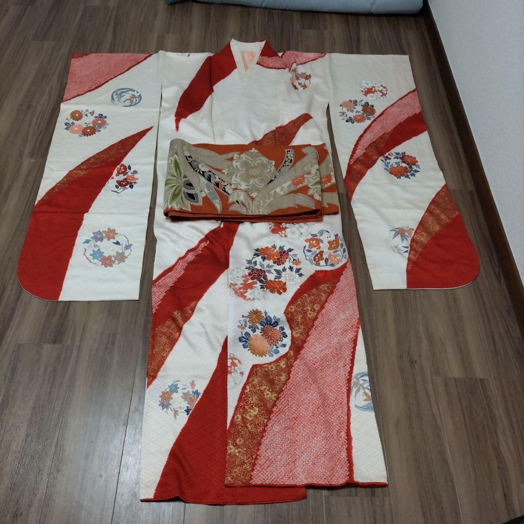 成人式。振袖セット。着物セット。赤と白。帯、長襦袢、髪飾り、草履、他セット。絹。