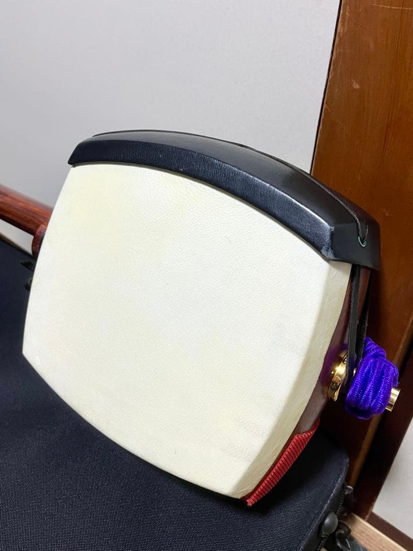 津軽三味線 段違い二本溝 トチ有 本鼈甲撥 軽量ハードケース付き 皮破れ無し