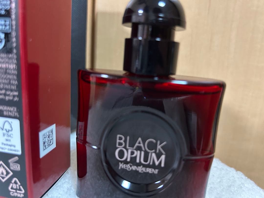 香水(女性用) Yves Saint Laurent Black Opium over red