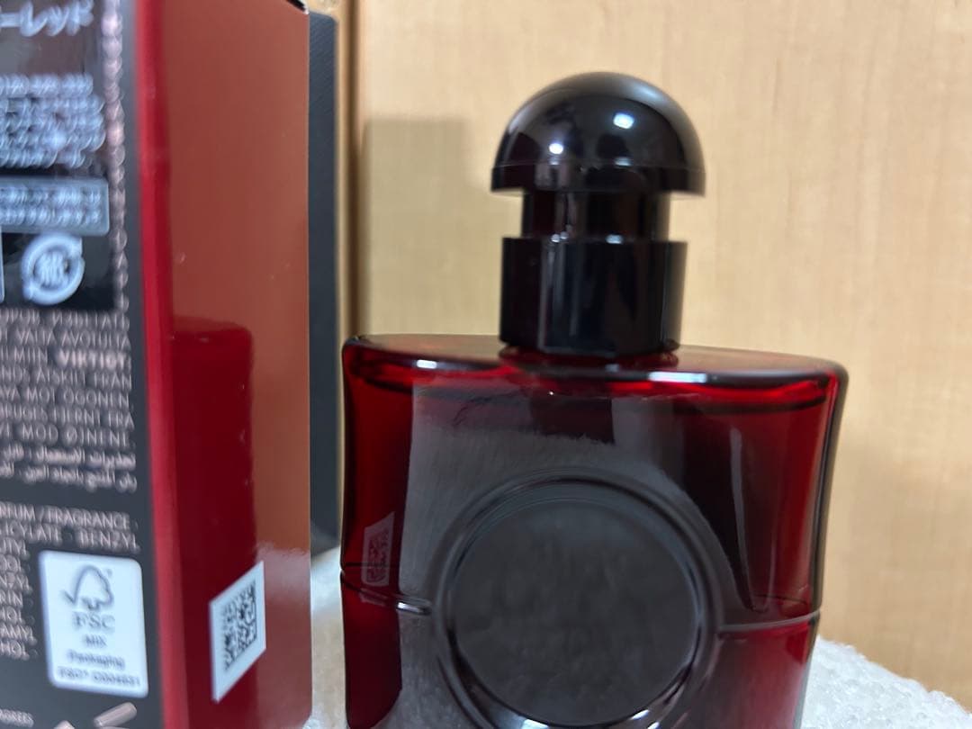 香水(女性用) Yves Saint Laurent Black Opium over red