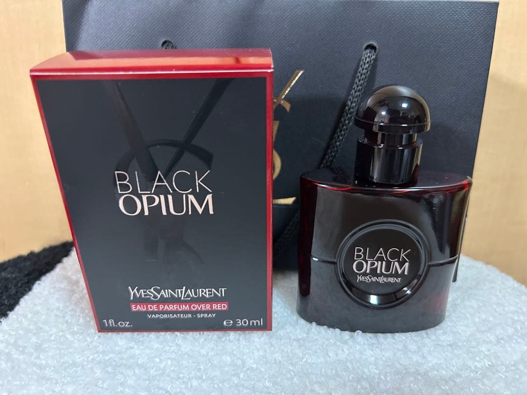 香水(女性用) Yves Saint Laurent Black Opium over red