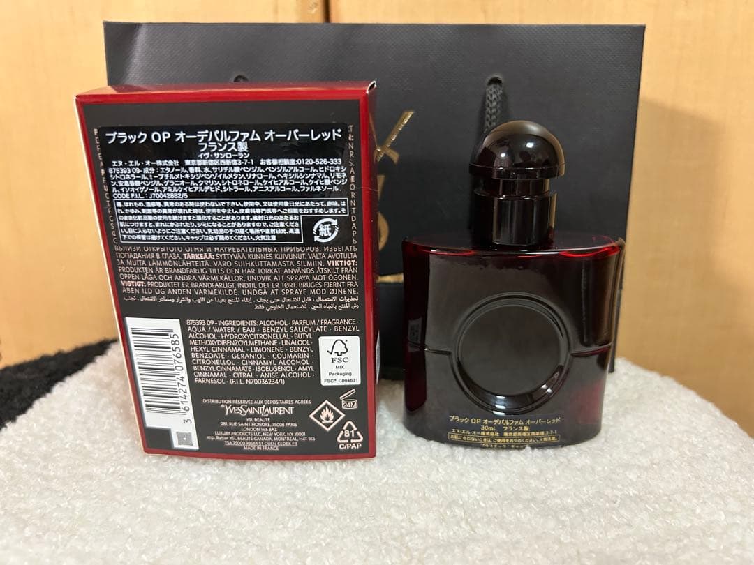 香水(女性用) Yves Saint Laurent Black Opium over red