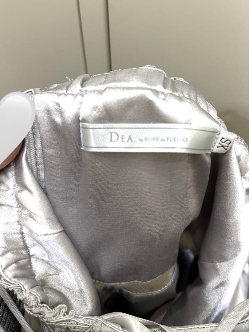 DEA.byROBE de FLEURS グレーの刺繍入りティアードドレス