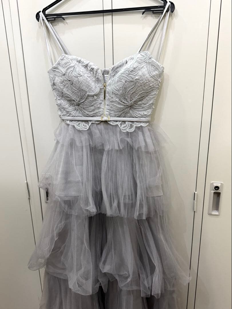 DEA.byROBE de FLEURS グレーの刺繍入りティアードドレス