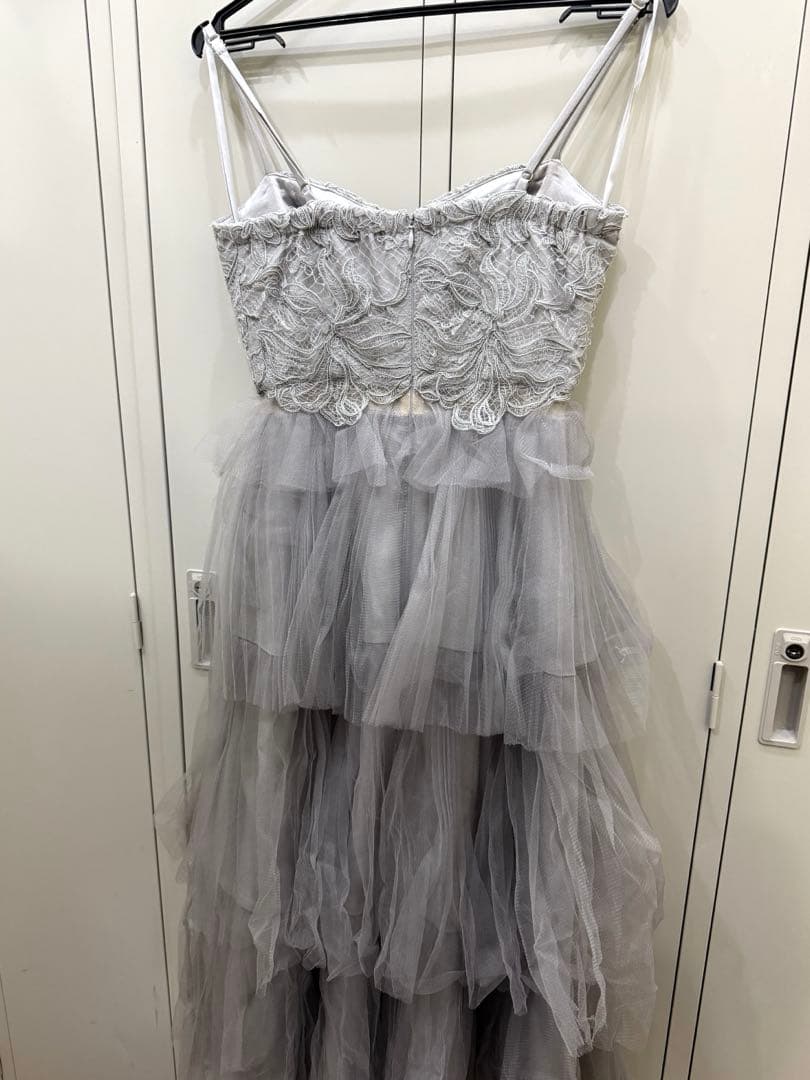 DEA.byROBE de FLEURS グレーの刺繍入りティアードドレス