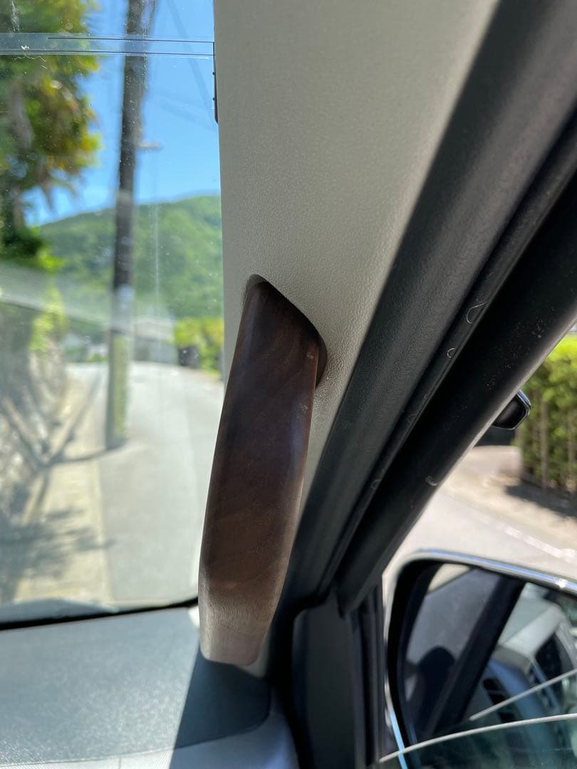 ハイエースウォールナットアシストグリップ　(サップウッド、白太)　2点セット