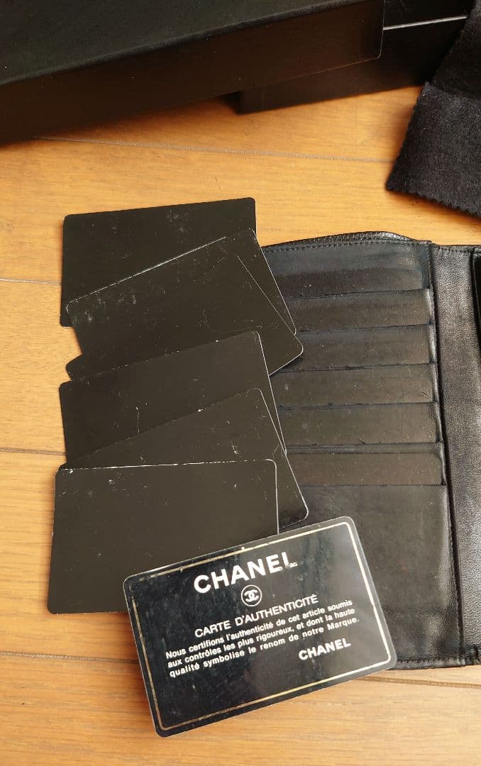 CHANEL ブラックレザー 二つ折り財布 箱付き