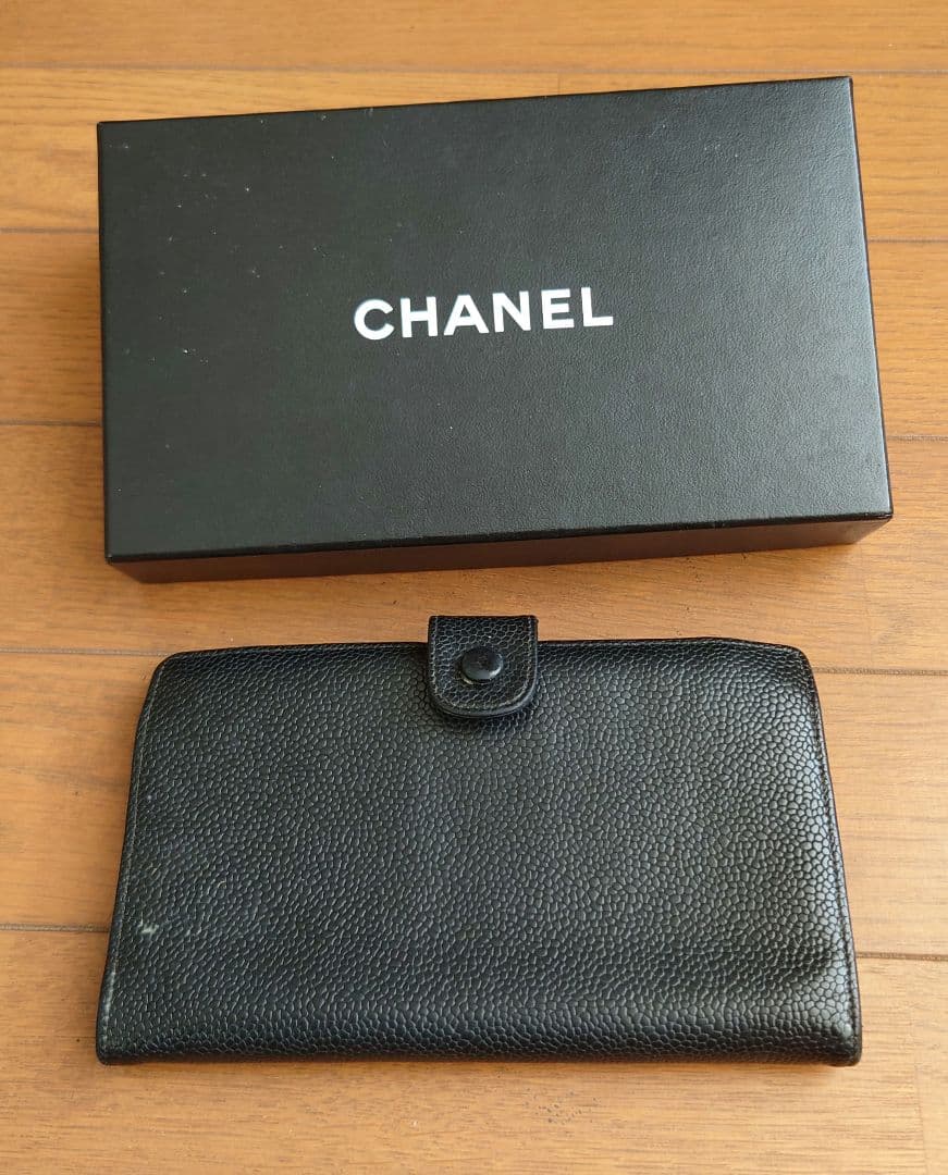 CHANEL ブラックレザー 二つ折り財布 箱付き