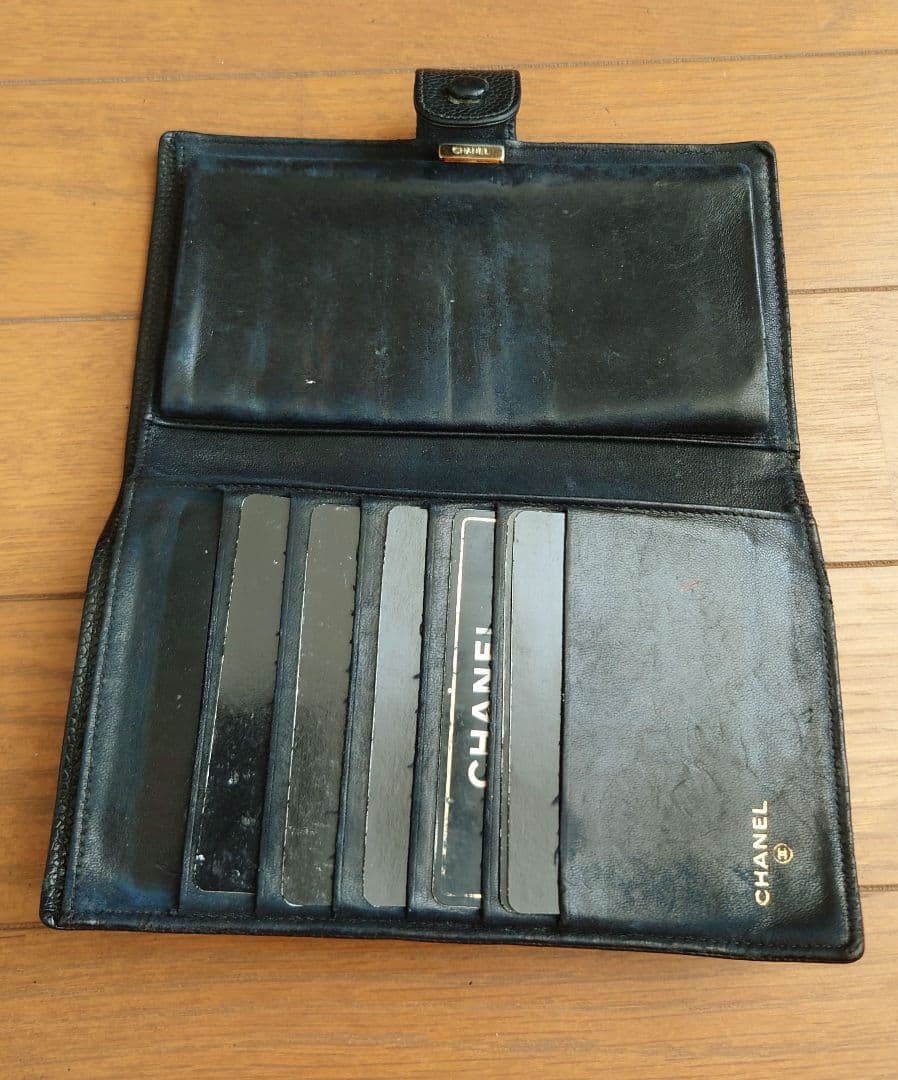 CHANEL ブラックレザー 二つ折り財布 箱付き