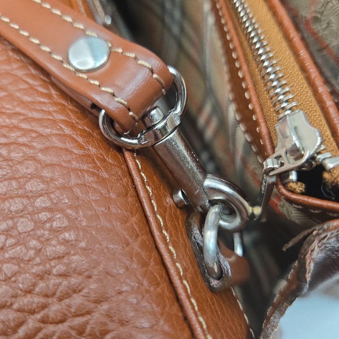 ほぼ未使用 BURBERRY クラッチバッグ 鍵完備 シボレザー