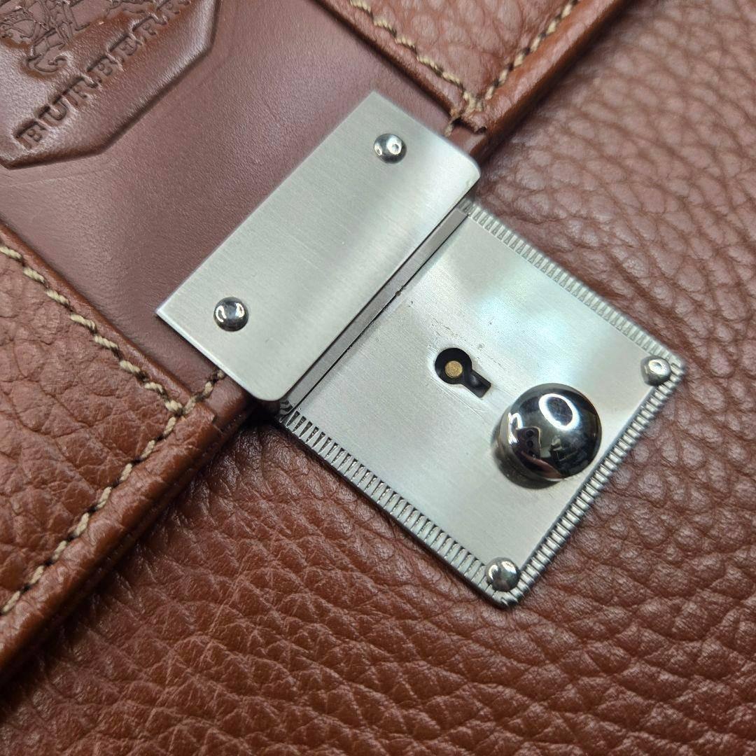 ほぼ未使用 BURBERRY クラッチバッグ 鍵完備 シボレザー