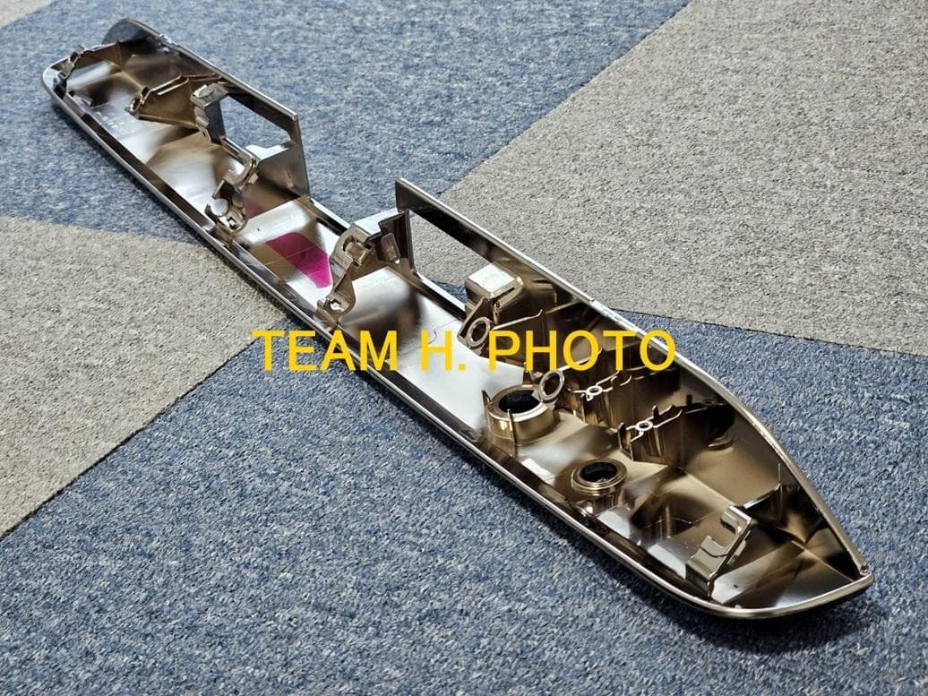 200系ハイエース ダークプライムＳ　純正バックドアガーニッシュ　サテンメッキ