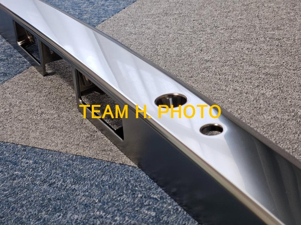 200系ハイエース ダークプライムＳ　純正バックドアガーニッシュ　サテンメッキ