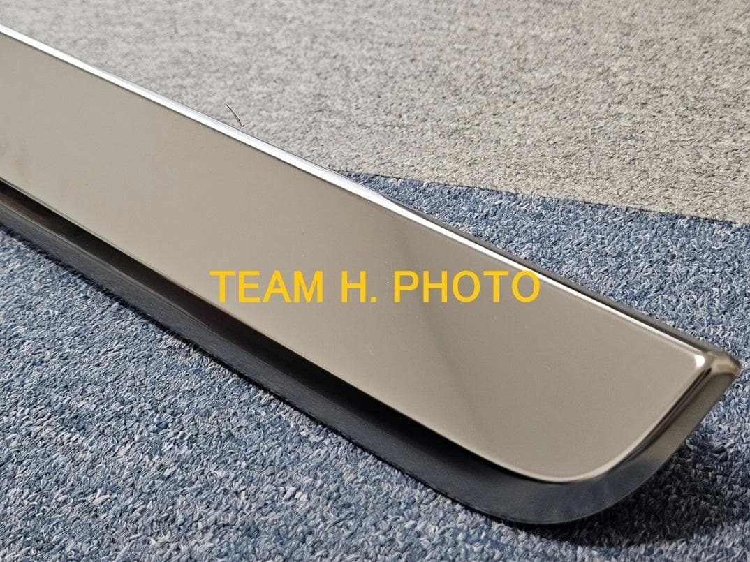 200系ハイエース ダークプライムＳ　純正バックドアガーニッシュ　サテンメッキ