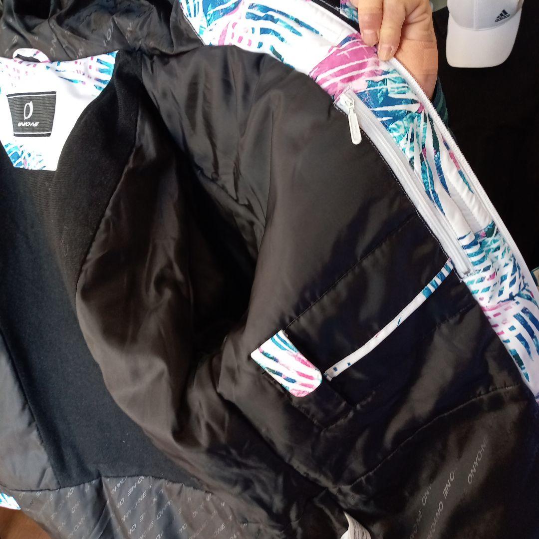 人気のONYONE　新品未使用タグ付き　スキーウェア上下（女性用）