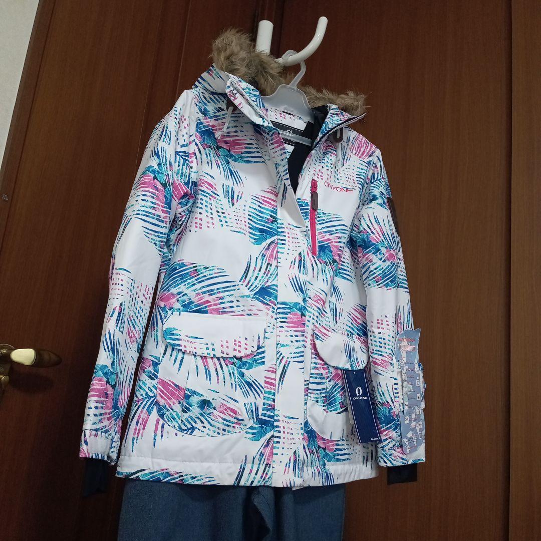 人気のONYONE　新品未使用タグ付き　スキーウェア上下（女性用）