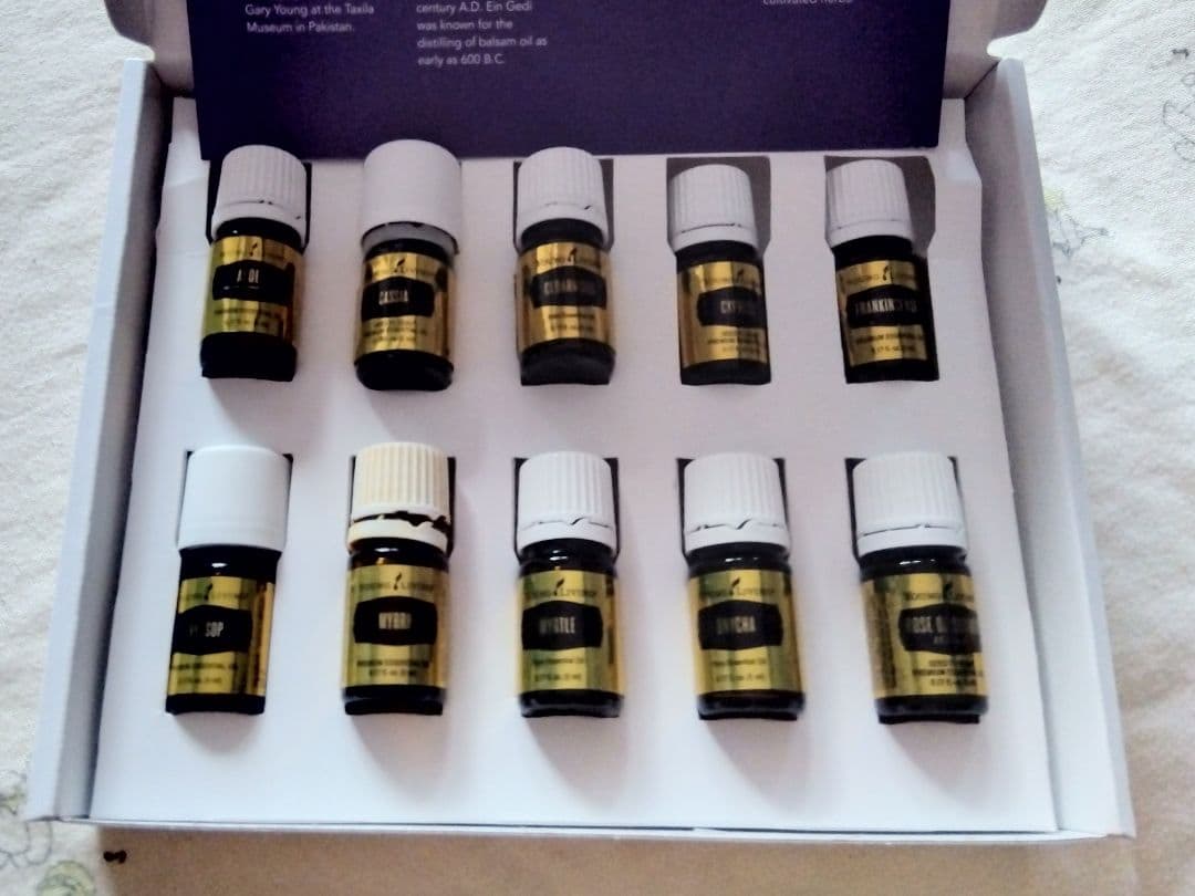 【megu megu】ヤングリビング・聖書の中の10のアロマオイルセット