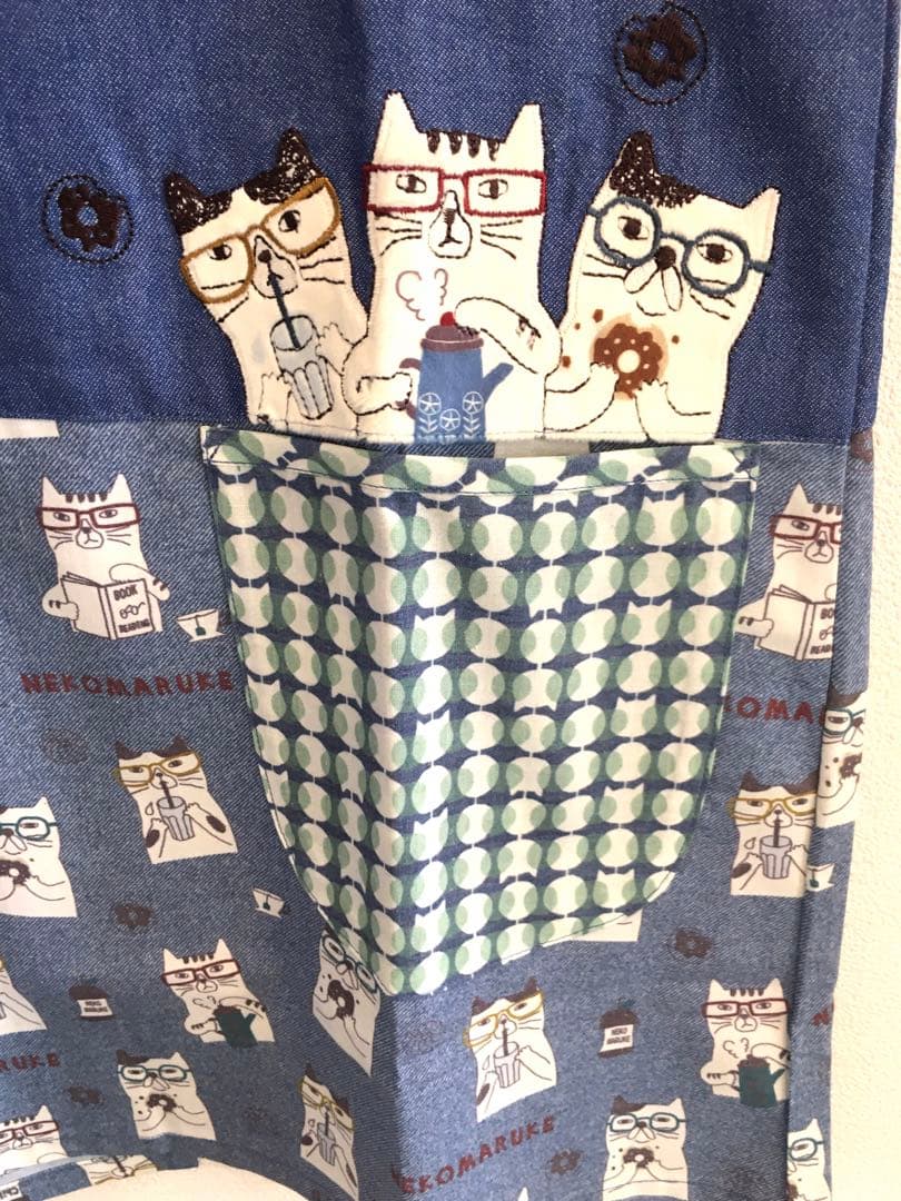 猫柄エプロン　保育士エプロン　春夏　ネコ　ねこ　猫　かわいい　おしゃれ　クスグル