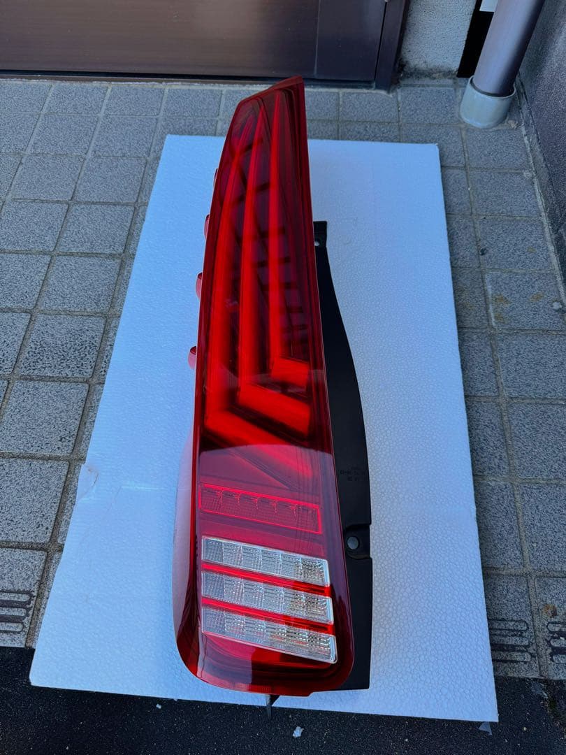 TOM'S(トムス) LEDテールランプ　ノア　ヴォクシー　エスクァイア