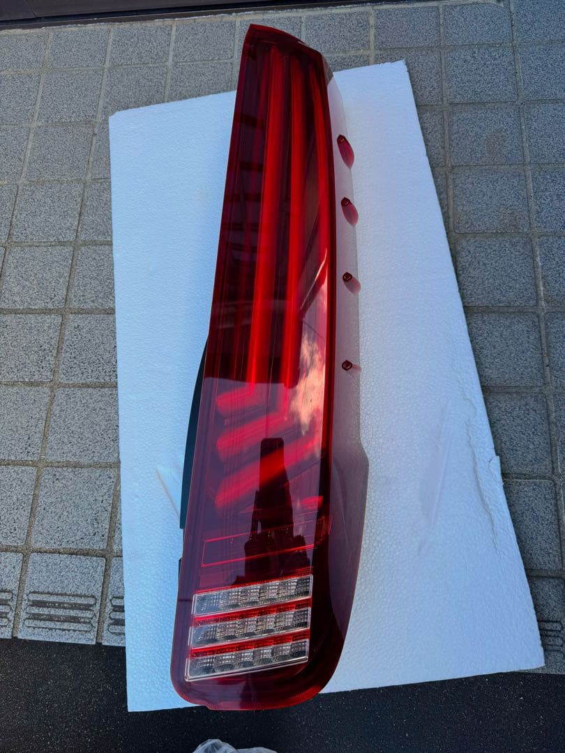 TOM'S(トムス) LEDテールランプ　ノア　ヴォクシー　エスクァイア