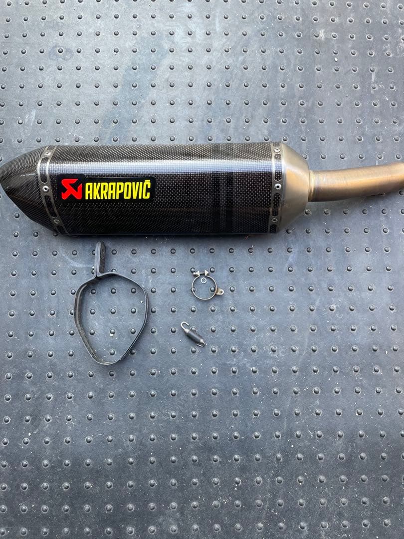 アクラポビッチ スリップオンマフラー