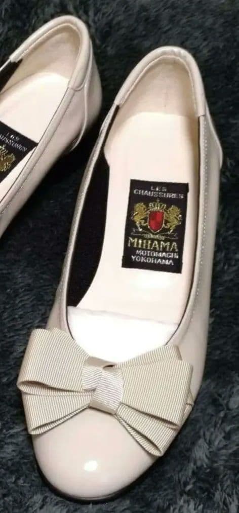 新品未使用•MIHAMAベージュ リボン付き フラットシューズ 24cm