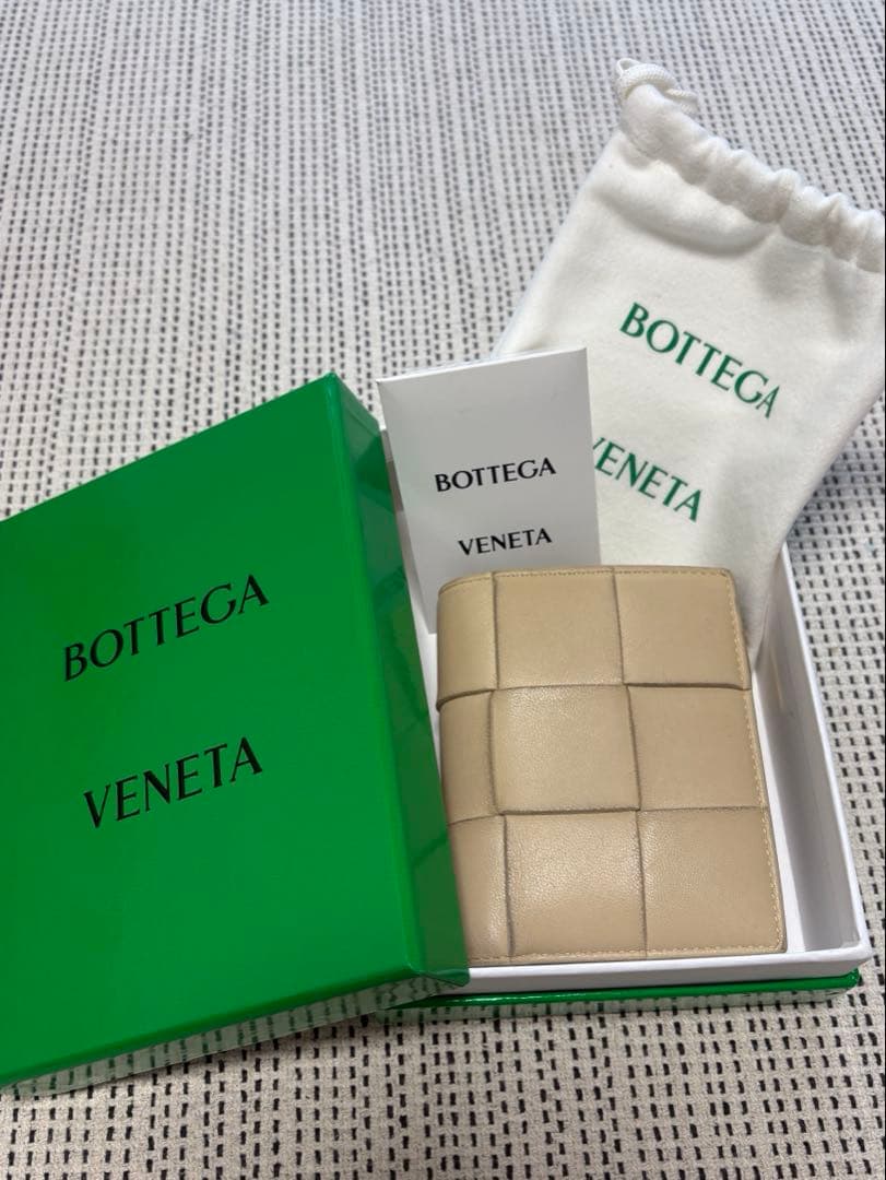 BOTTEGA VENETA カセット二つ折り財布　箱・巾着付き