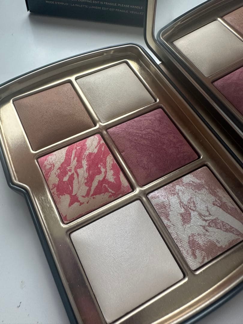 HOURGLASSフェイスパウダー