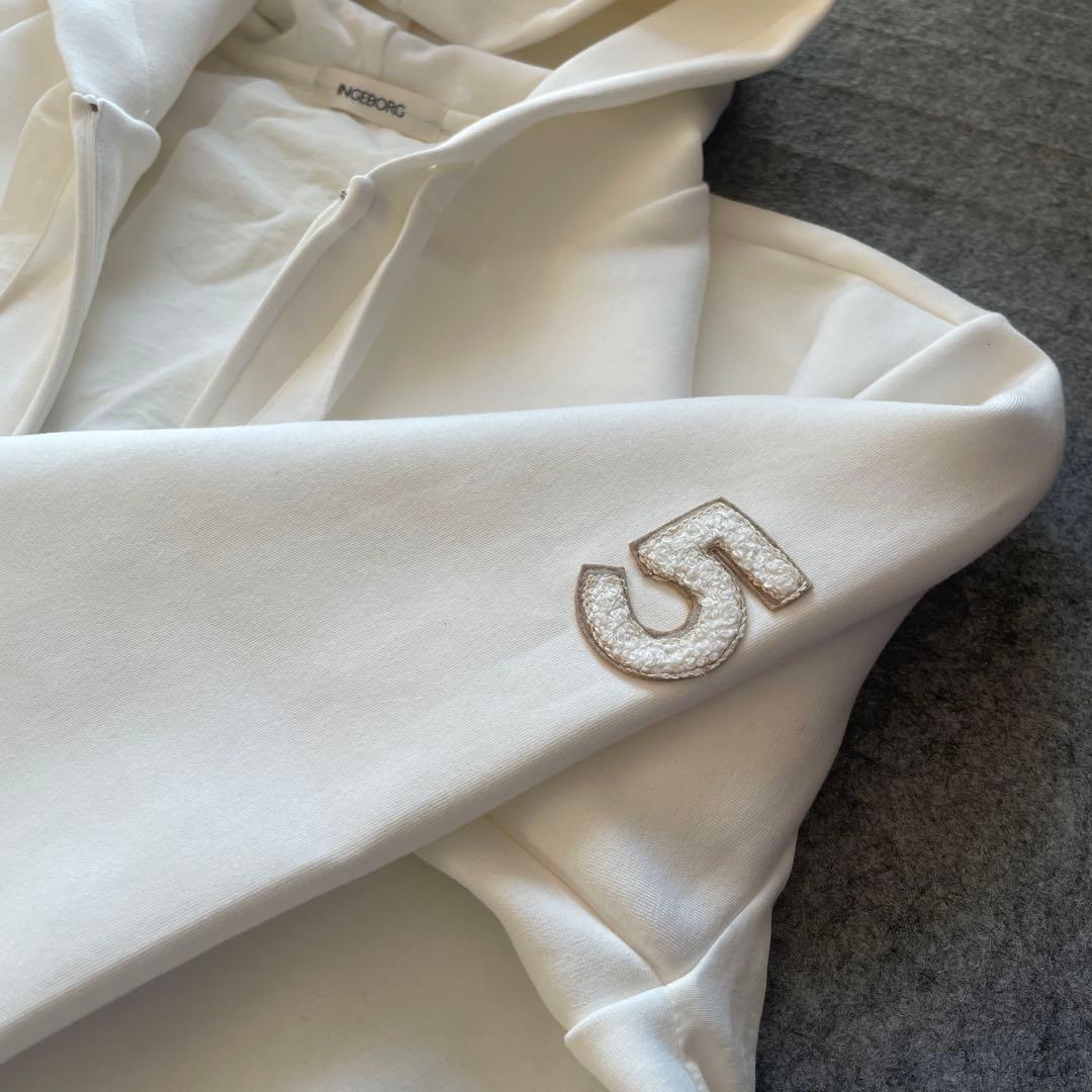 (美品)INGEBORG インゲボルグ白色フード付きアウター。正面と背面異素材。