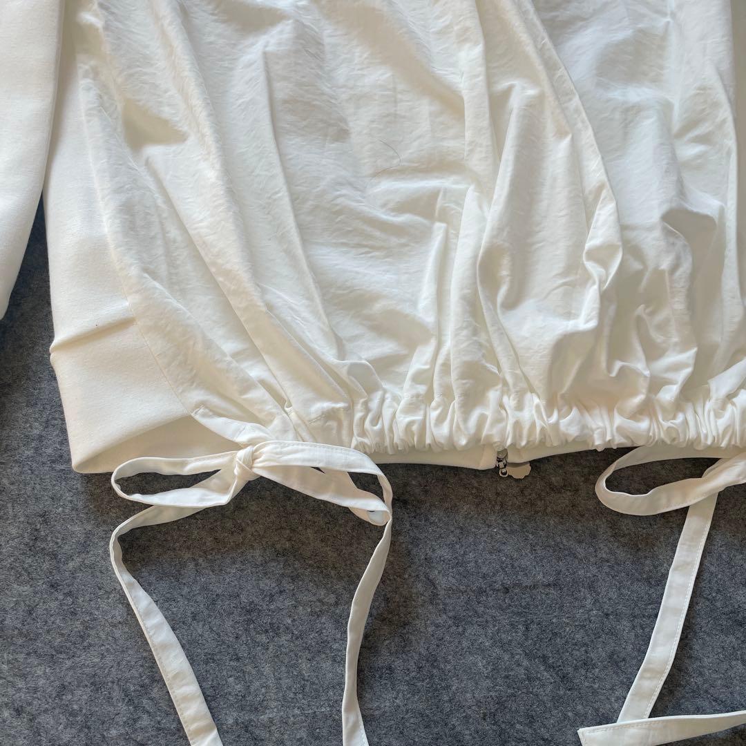 (美品)INGEBORG インゲボルグ白色フード付きアウター。正面と背面異素材。