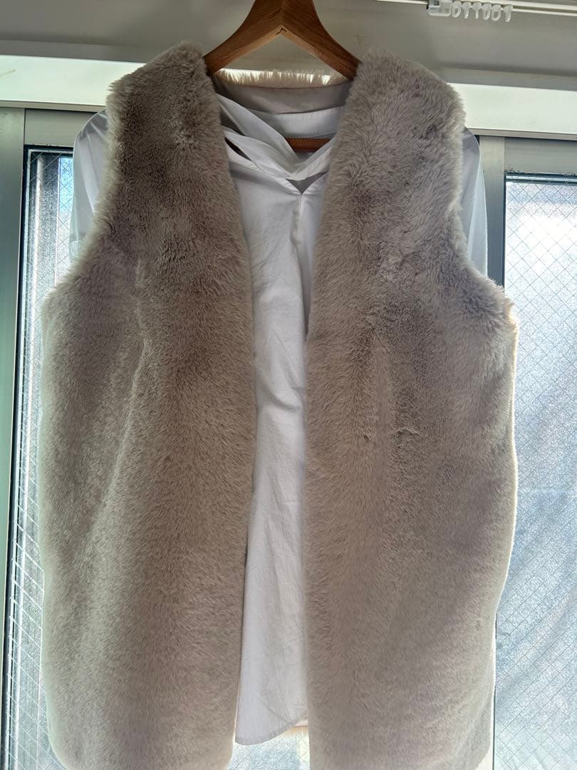 完売、whim gazetteファーベスト　ベージュ