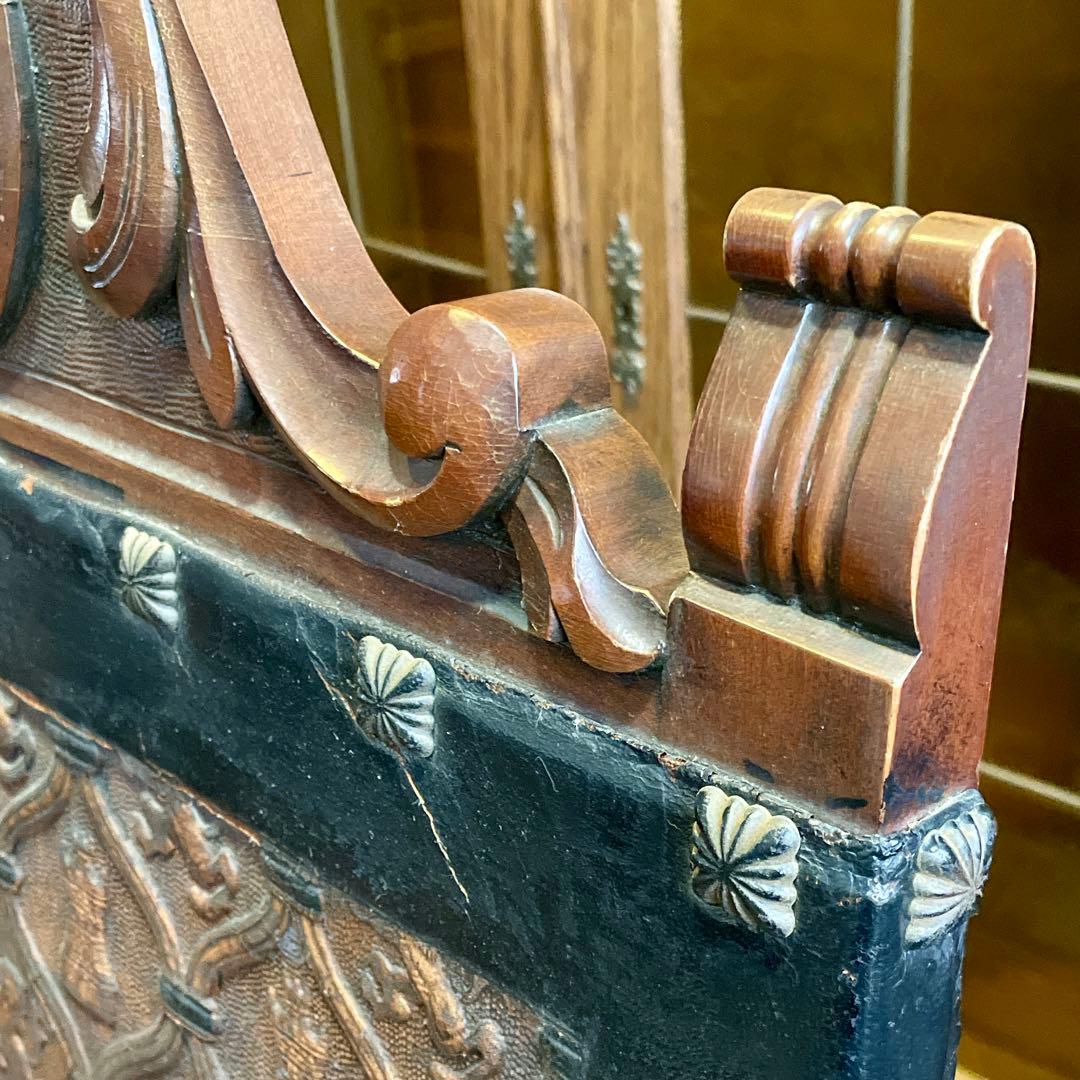 r106 スペイン製 本革型押し 迫力のある力強い印象のアンティークチェア2脚