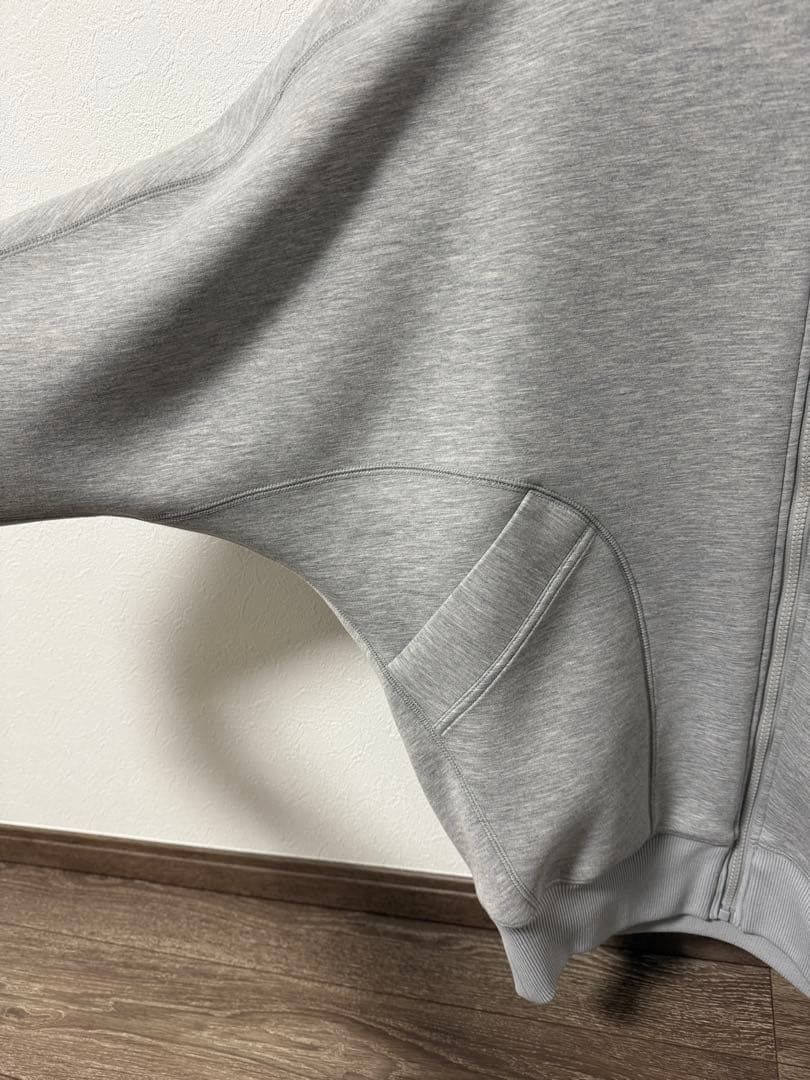 【三連休限定セール】ESSENTIAL ダンボールロゴジップフーディー ダブスタ