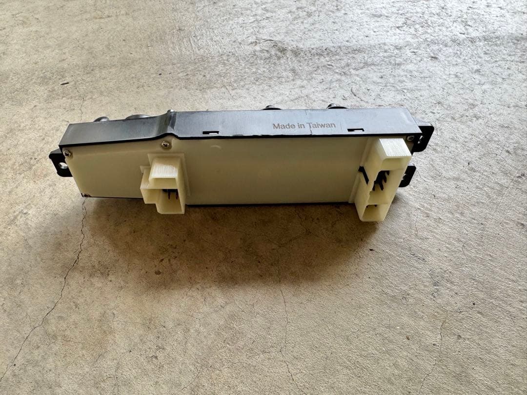 チェロキーXJ後期型 運転席側ドアウィンドウユニット