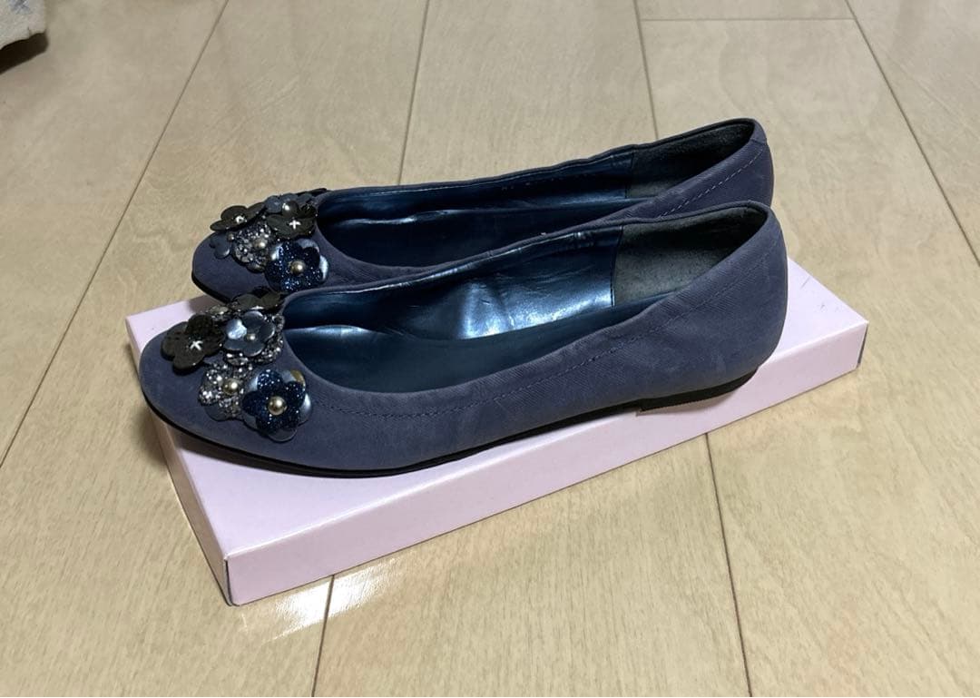 DIANAビジュー付きブルー　フラットシューズ