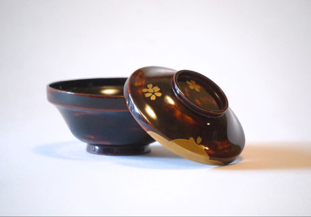 艶めくぼかし輪島塗の美、能登輪島塗沈金桜文 ふたを開けるとトンボが飛ぶ。