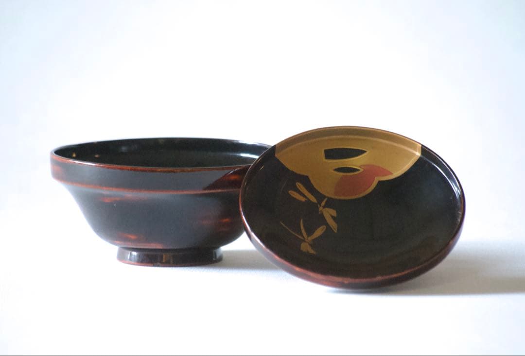 艶めくぼかし輪島塗の美、能登輪島塗沈金桜文 ふたを開けるとトンボが飛ぶ。