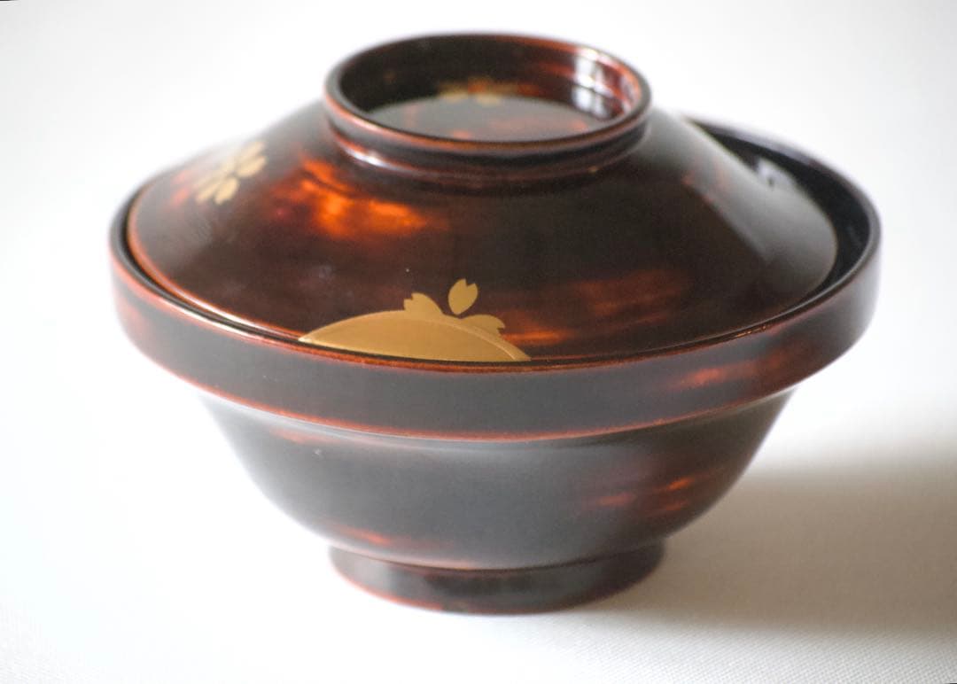 艶めくぼかし輪島塗の美、能登輪島塗沈金桜文 ふたを開けるとトンボが飛ぶ。