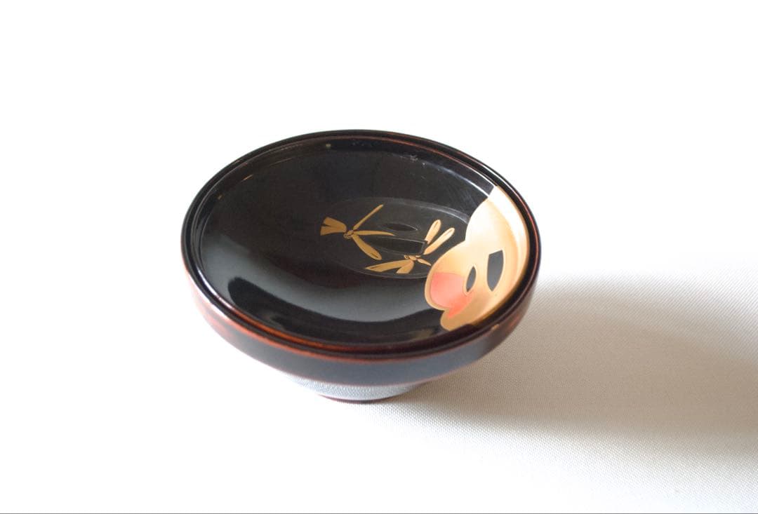 艶めくぼかし輪島塗の美、能登輪島塗沈金桜文 ふたを開けるとトンボが飛ぶ。