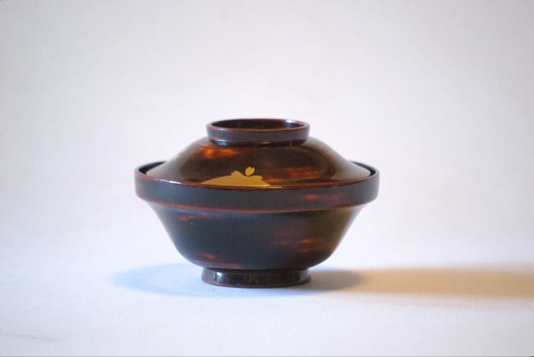 艶めくぼかし輪島塗の美、能登輪島塗沈金桜文 ふたを開けるとトンボが飛ぶ。