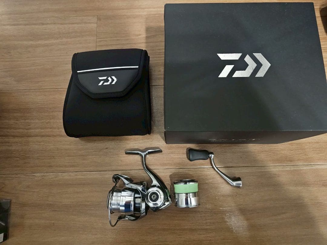 新品未使用　Daiwa 23イグジストSF 2000 SS-H 替えスプール付き