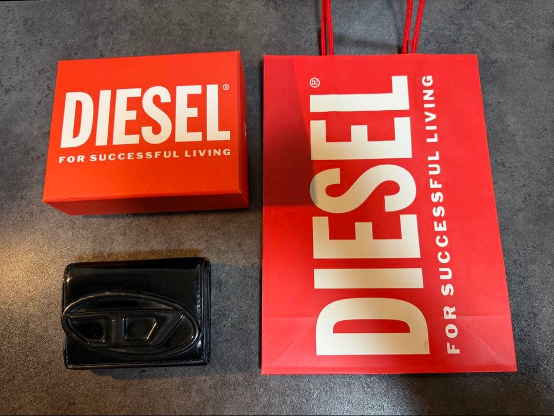 DIESEL ブラック　ミラーレザー 三つ折り財布