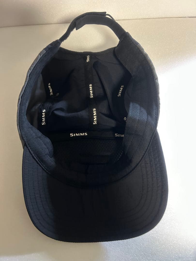 シムス　SIMMS キャップ ブラック/グレー　トラウト　鱒