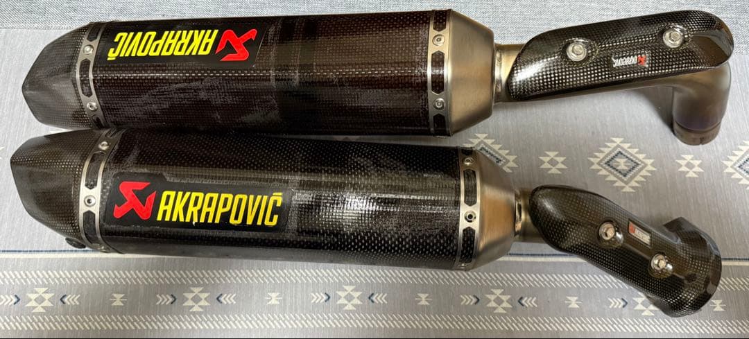 YZF-R1 09-14 アクラポビッチ/カーボン スリップオンマフラー/ヤマハ