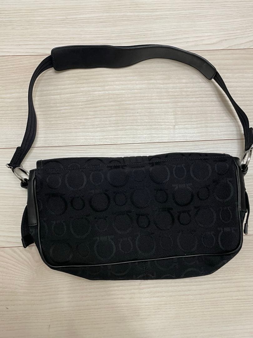 Salvatore Ferragamo ブラックショルダーバッグ　Y2K