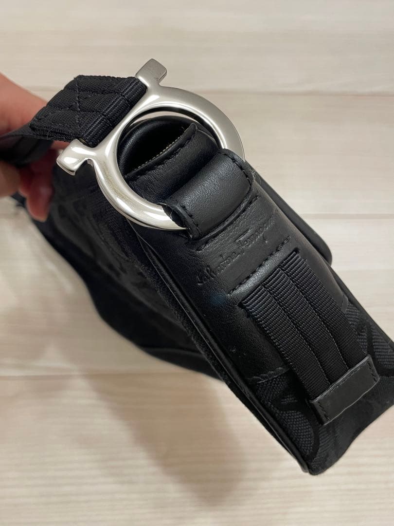 Salvatore Ferragamo ブラックショルダーバッグ　Y2K