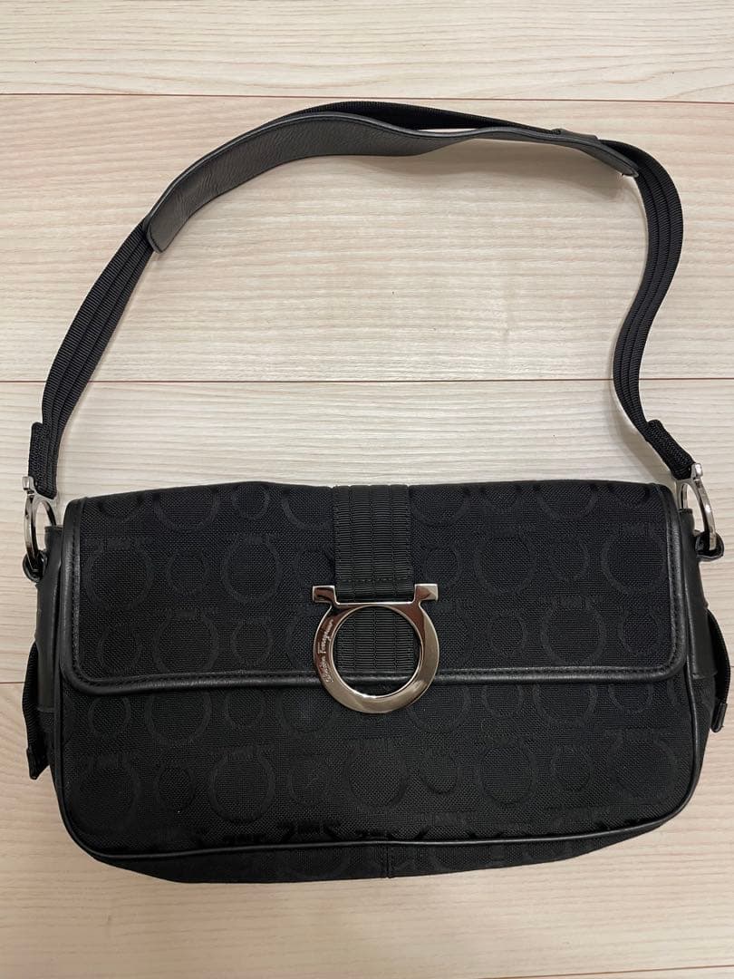 Salvatore Ferragamo ブラックショルダーバッグ　Y2K