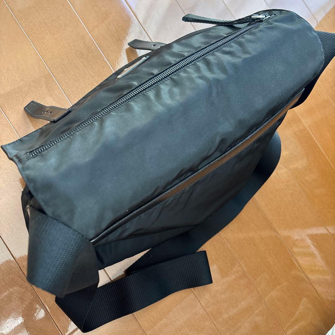 PRADA ブラック メッセンジャーバッグ