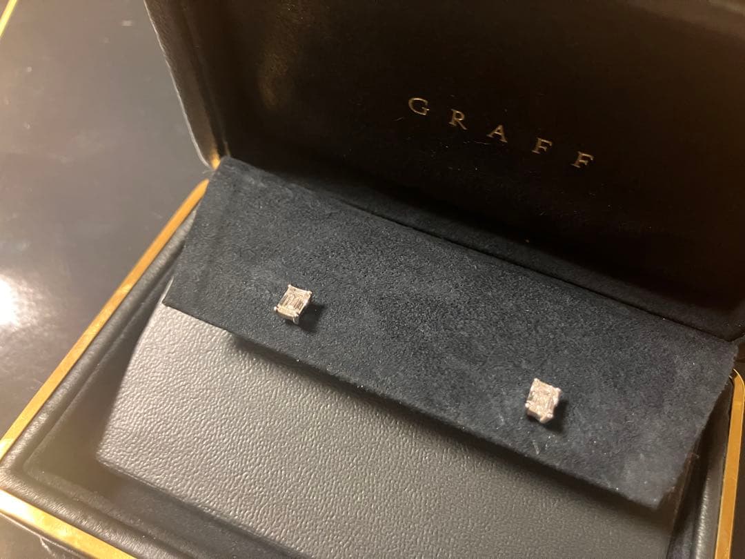 GRAFF ダイヤモンドスタッドピアス　エメラルドカット
